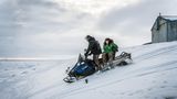 Derek und Jeri fahren ein Schneemobil