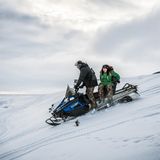 Derek und Jeri fahren ein Schneemobil