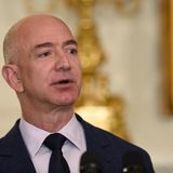 Jeff Bezos: Der Amazon-Gründer hat seit dem Peak seines Vermögens mehr als 100 Milliarden Dollar verloren. Im Juli 2021 zählte er 214 Milliarden Dollar, aktuell sind es nur noch rund 111 Milliarden.
