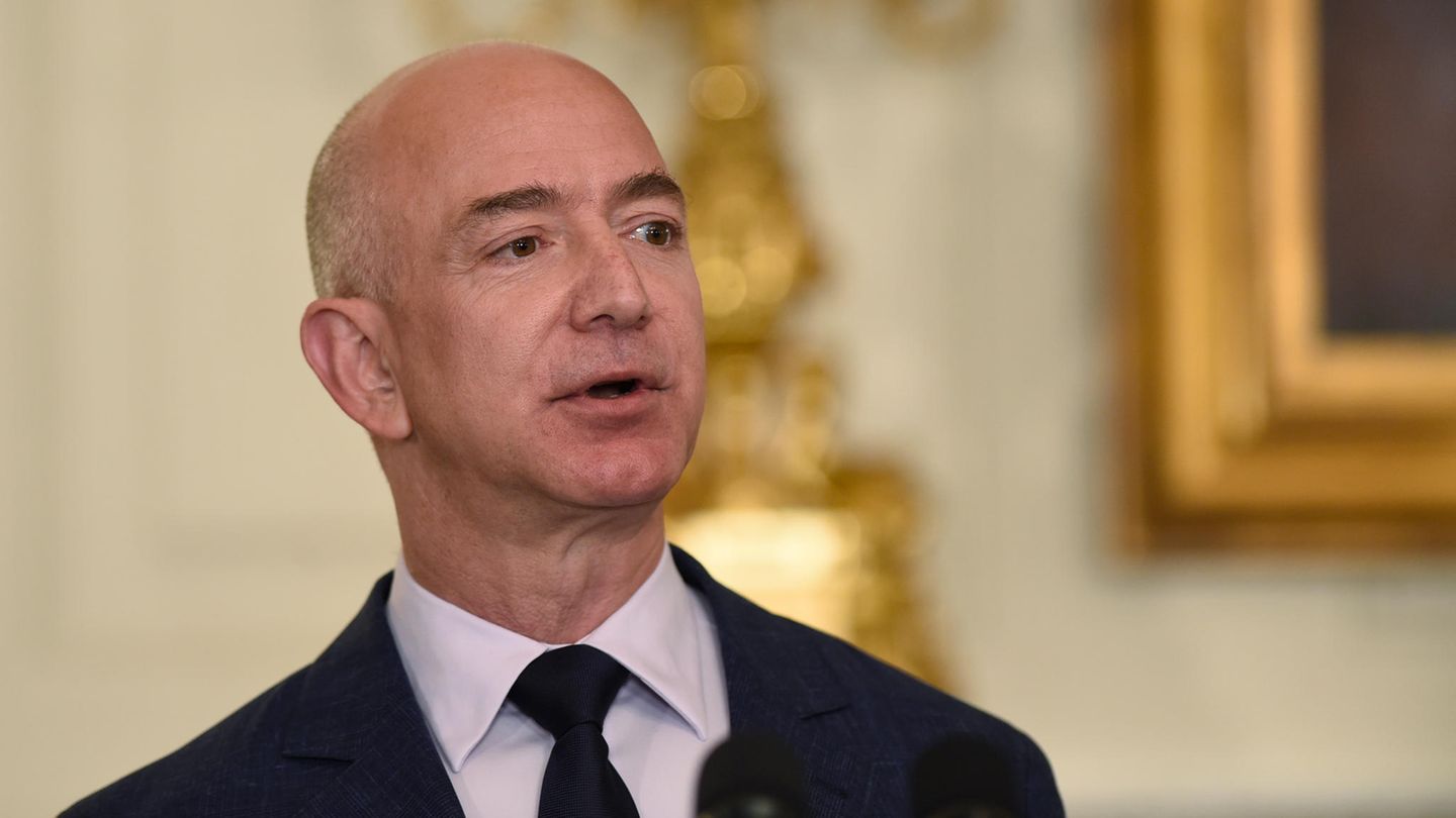Amazon, Google & Co.: Jeff Bezos: Der Amazon-Gründer hat seit dem Peak seines Vermögens mehr als 100 Milliarden Dollar verloren. Im Juli 2021 zählte er 214 Milliarden Dollar, aktuell sind es nur noch rund 111 Milliarden. Jeff Bezos: Der Amazon-Gründer hat seit dem Peak seines Vermögens mehr als 100 Milliarden Dollar verloren. Im Juli 2021 zählte er 214 Milliarden Dollar, aktuell sind es nur noch rund 111 Milliarden.