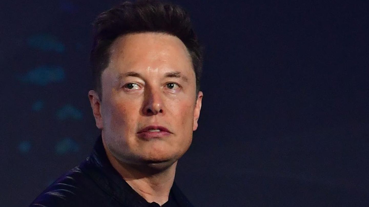 Elon Musk kaufte zuletzt Twitter – sein Vermögen wird das wohl auch nicht mehren. Er ist mit 212 Milliarden Dollar weiterhin mit Abstand der reichste Mensch der Welt, büßte aber in diesem Jahr schon 58 Milliarden Dollar ein.