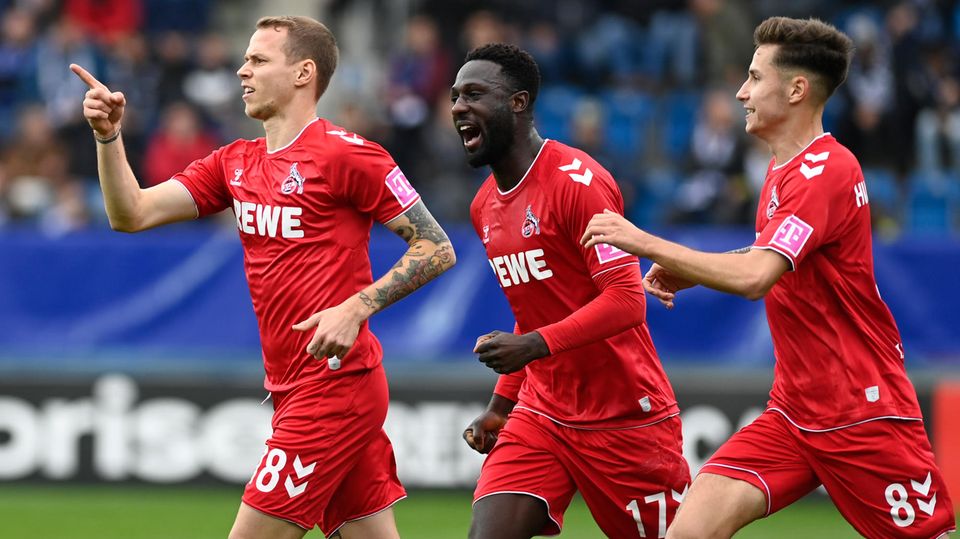 Ondrej Duda, Kingsley Schindler und Denis Huseinbasic vom 1. FC Köln bejubeln den Treffer zum 0:1