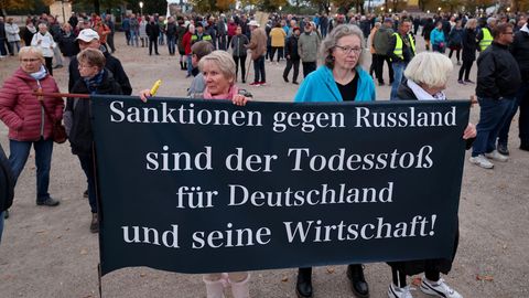 Demonstranten protestieren gegen Russland-Sanktionen
