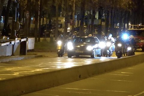 Eine Szene von den Dreharbeiten: Prinzessin Diana auf der Flucht vor den Paparazzi.
