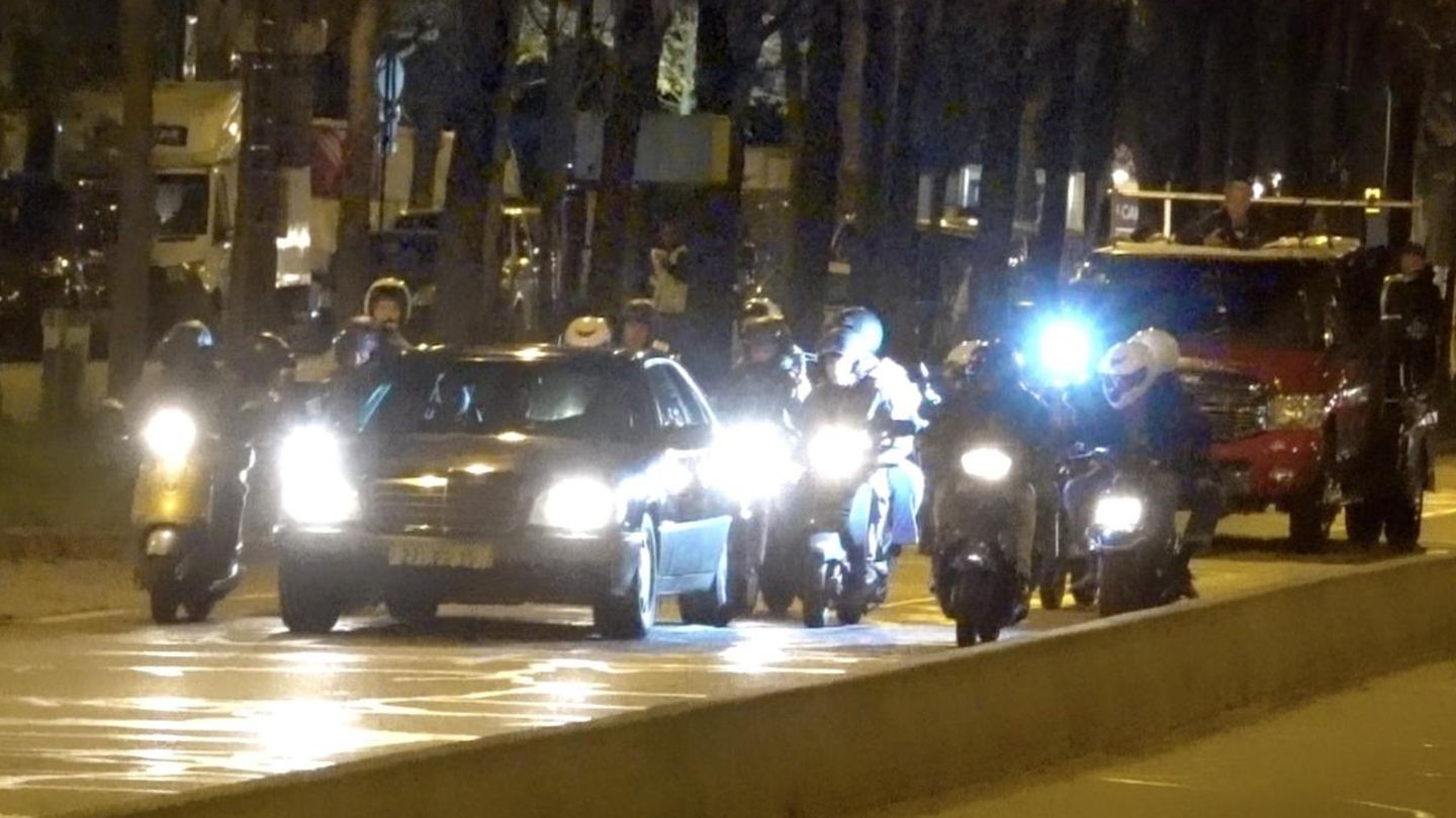 Eine Szene von den Dreharbeiten: Prinzessin Diana auf der Flucht vor den Paparazzi.