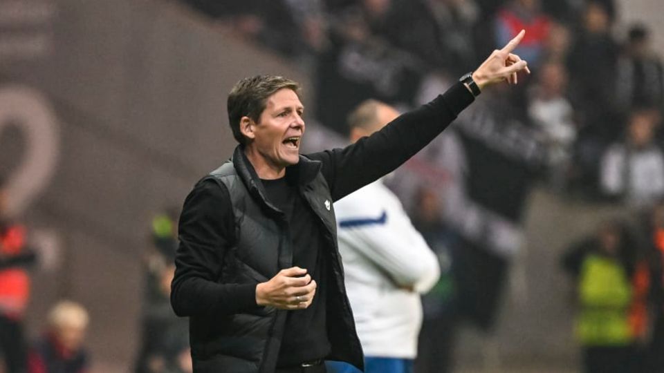 Eintracht-Cheftrainer Oliver Glasner dirigiert von der Seitenlinie aus
