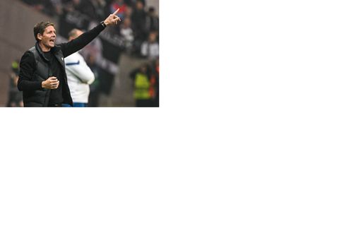 Eintracht-Cheftrainer Oliver Glasner dirigiert von der Seitenlinie aus