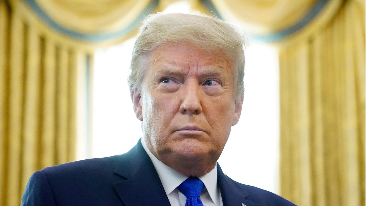 Donald Trump steht im Oval Office des Weißen Hauses