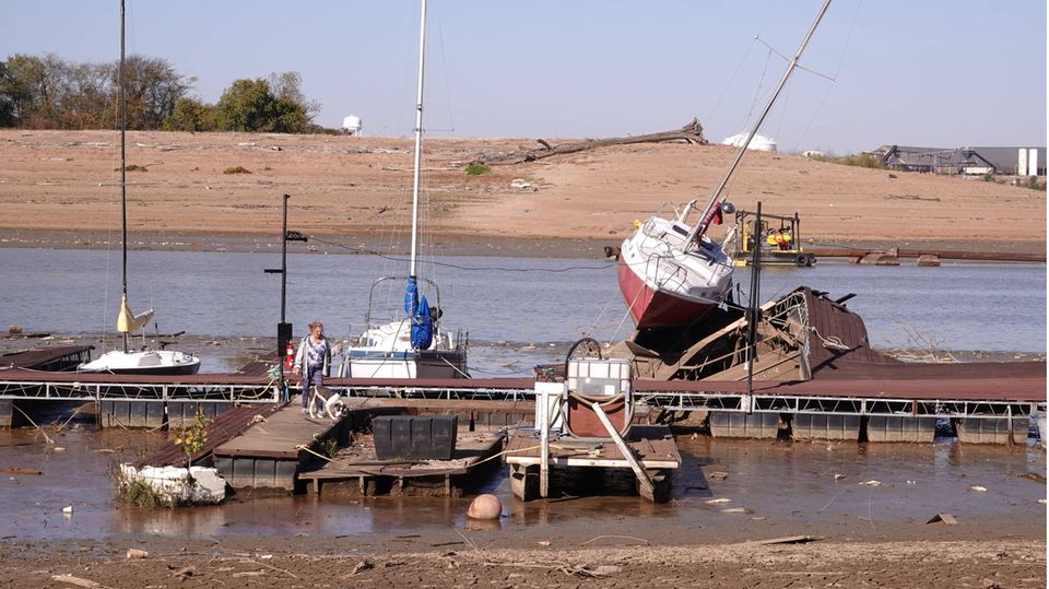 Nur noch ein Rinnsal ist der Mississippi in Memphis. Der Pegel liegt dort bereits im negativen Wert, Schifffahrt ist kaum noch möglich. Auch an dieser Marina liegen die meisten Boote schon auf Grund. 