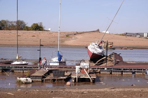 Nur noch ein Rinnsal ist der Mississippi in Memphis. Der Pegel liegt dort bereits im negativen Wert, Schifffahrt ist kaum noch möglich. Auch an dieser Marina liegen die meisten Boote schon auf Grund. 