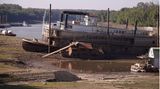 Ein Dampfer liegt auf dem Flussbett des Mississippi