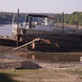 Ein Dampfer liegt auf dem Flussbett des Mississippi