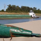 Ein Schiff passiert die dünne Fahrrinne des Mississippi