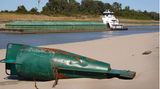 Ein Schiff passiert die dünne Fahrrinne des Mississippi