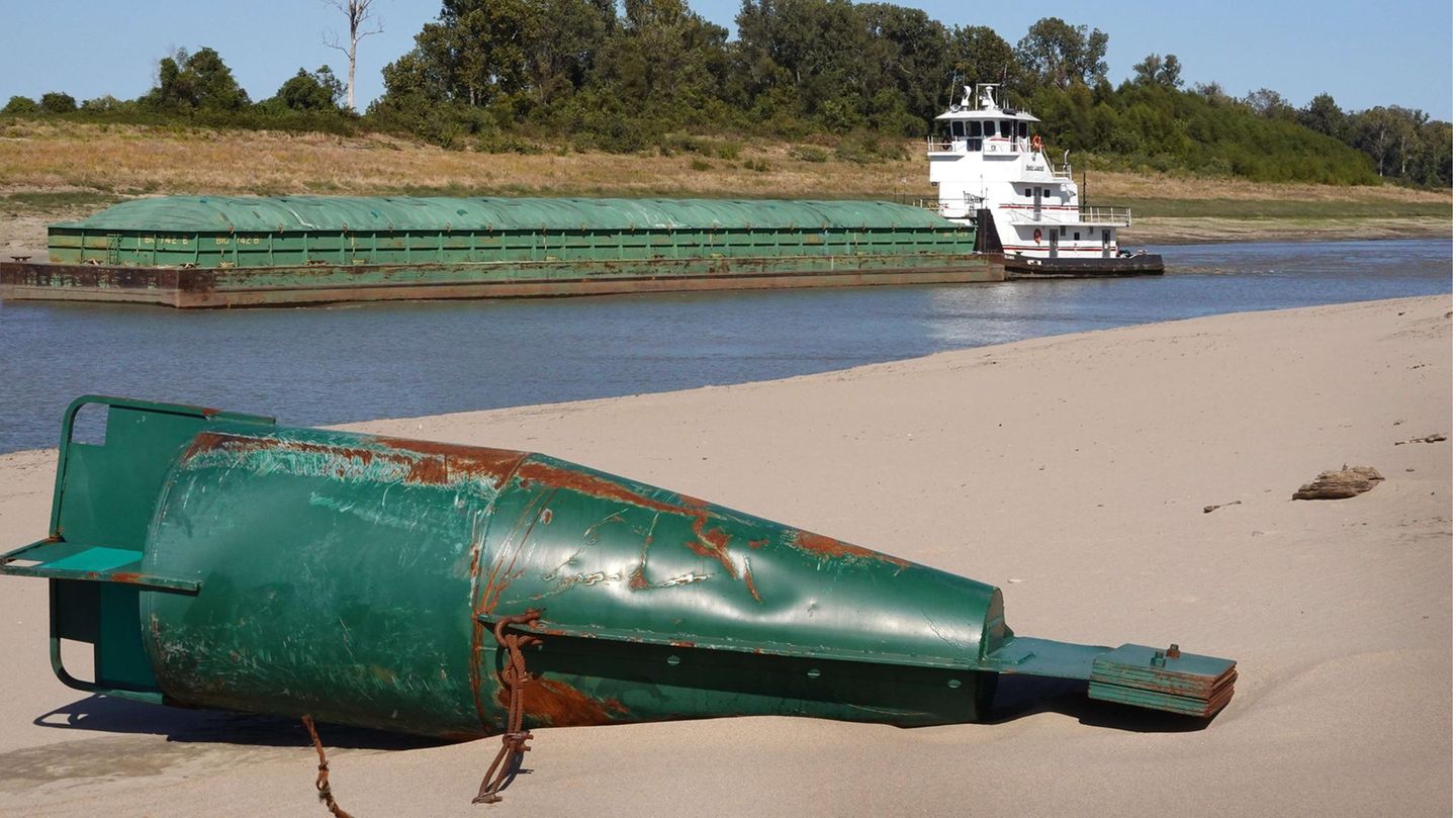 Ein Schiff passiert die dünne Fahrrinne des Mississippi