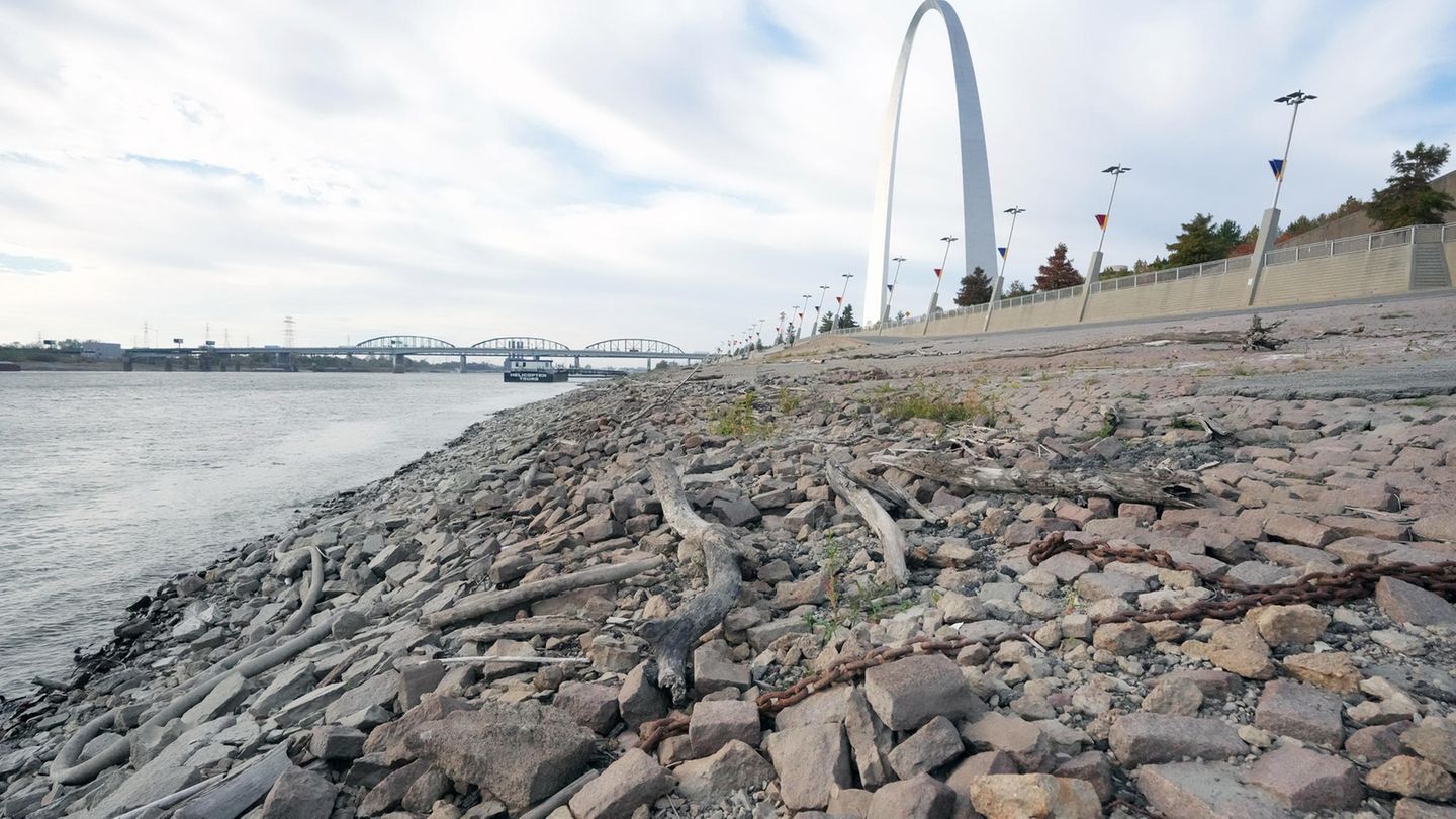 Der Mississippi mit niedrigem Pegelstand in St. Louis