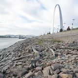 Der Mississippi mit niedrigem Pegelstand in St. Louis