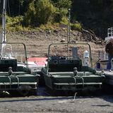 Boote in einem Yachtclub am Ufer des Mississippi