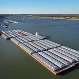 Frachtkähne auf dem Ohio River, einem Zufluss des Mississippi