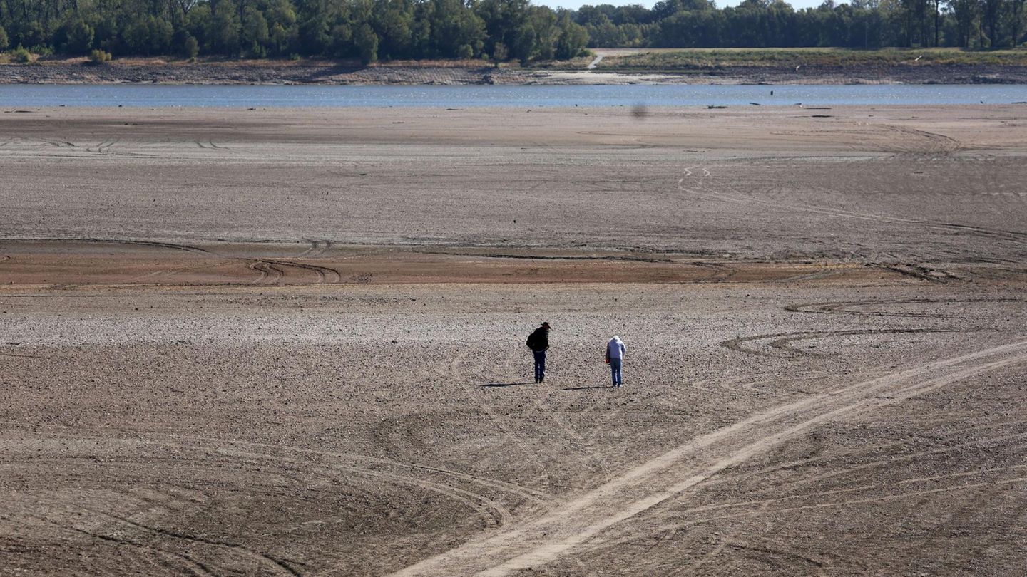Vom majestätischen Fluss zu einem kleinen Rinnsal. Zwei Menschen spazieren über einen Teil des ausgetrockneten Mississippi. Noch im August hatte ein Mississippi-Hochwasser in Teilen der USA für Chaos gesorgt, seitdem hat es jedoch kaum noch geregnet.