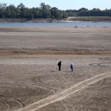 Vom majestätischen Fluss zu einem kleinen Rinnsal. Zwei Menschen spazieren über einen Teil des ausgetrockneten Mississippi. Noch im August hatte ein Mississippi-Hochwasser in Teilen der USA für Chaos gesorgt, seitdem hat es jedoch kaum noch geregnet.