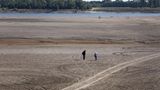 Vom majestätischen Fluss zu einem kleinen Rinnsal. Zwei Menschen spazieren über einen Teil des ausgetrockneten Mississippi. Noch im August hatte ein Mississippi-Hochwasser in Teilen der USA für Chaos gesorgt, seitdem hat es jedoch kaum noch geregnet.