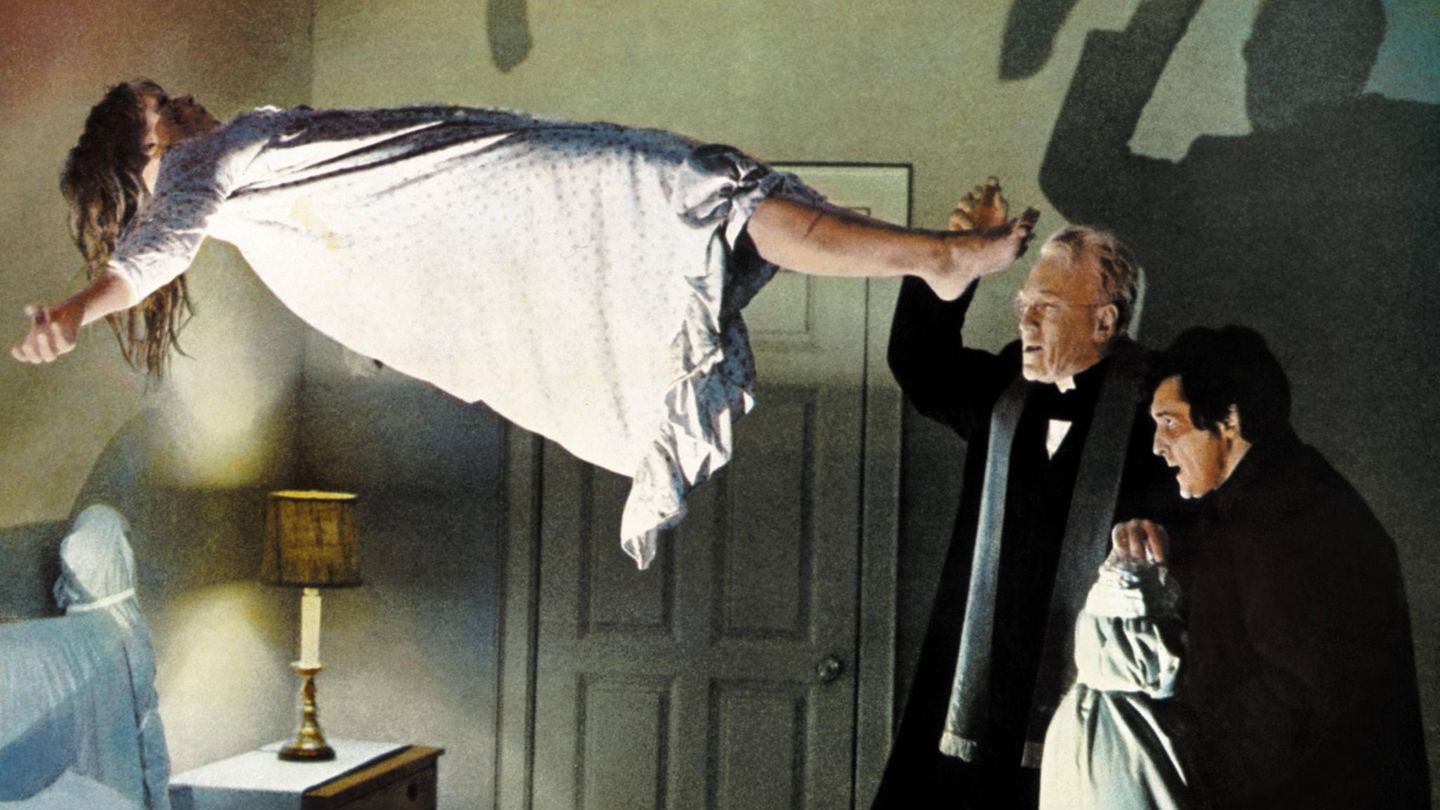 Der Exorzist (1973)   Die zwölfjährige Regan, Tochter der Schauspielerin Chris MacNeil, wird von bösen Kräften besessen. Sie ist entstellt, wird blasphemisch, kreischt und ist obszön. Damien Karras und Pater Merrin nehmen den Kampf gegen den Dämon in Regan auf. Der Film von William Friedkin war damals bei seinem Erscheinen ein großer Schocker. 
