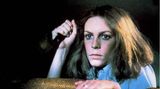 Laurie Strode (Jamie Lee Curtis) hält ein Messer in der Hand
