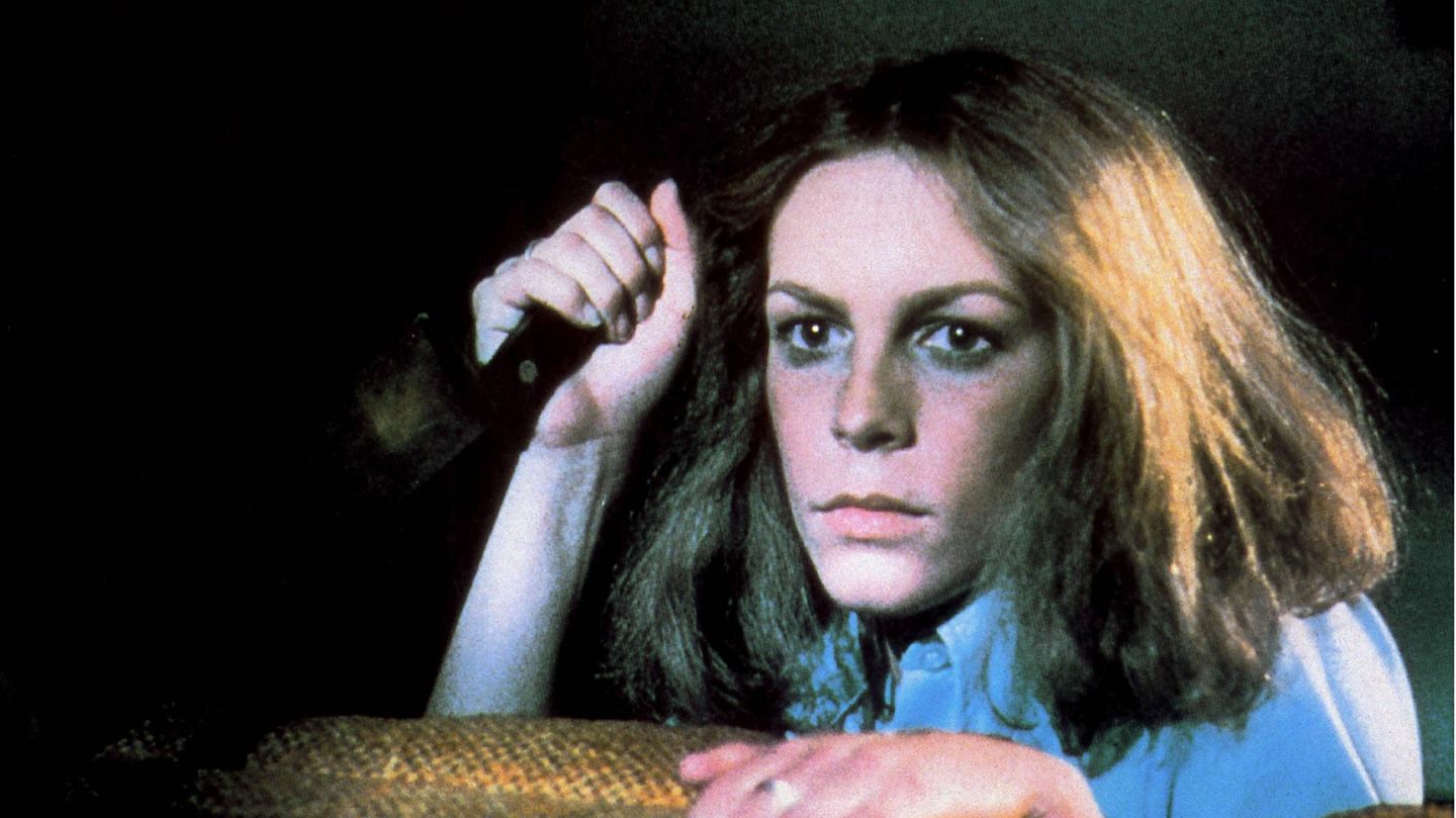 Laurie Strode (Jamie Lee Curtis) hält ein Messer in der Hand