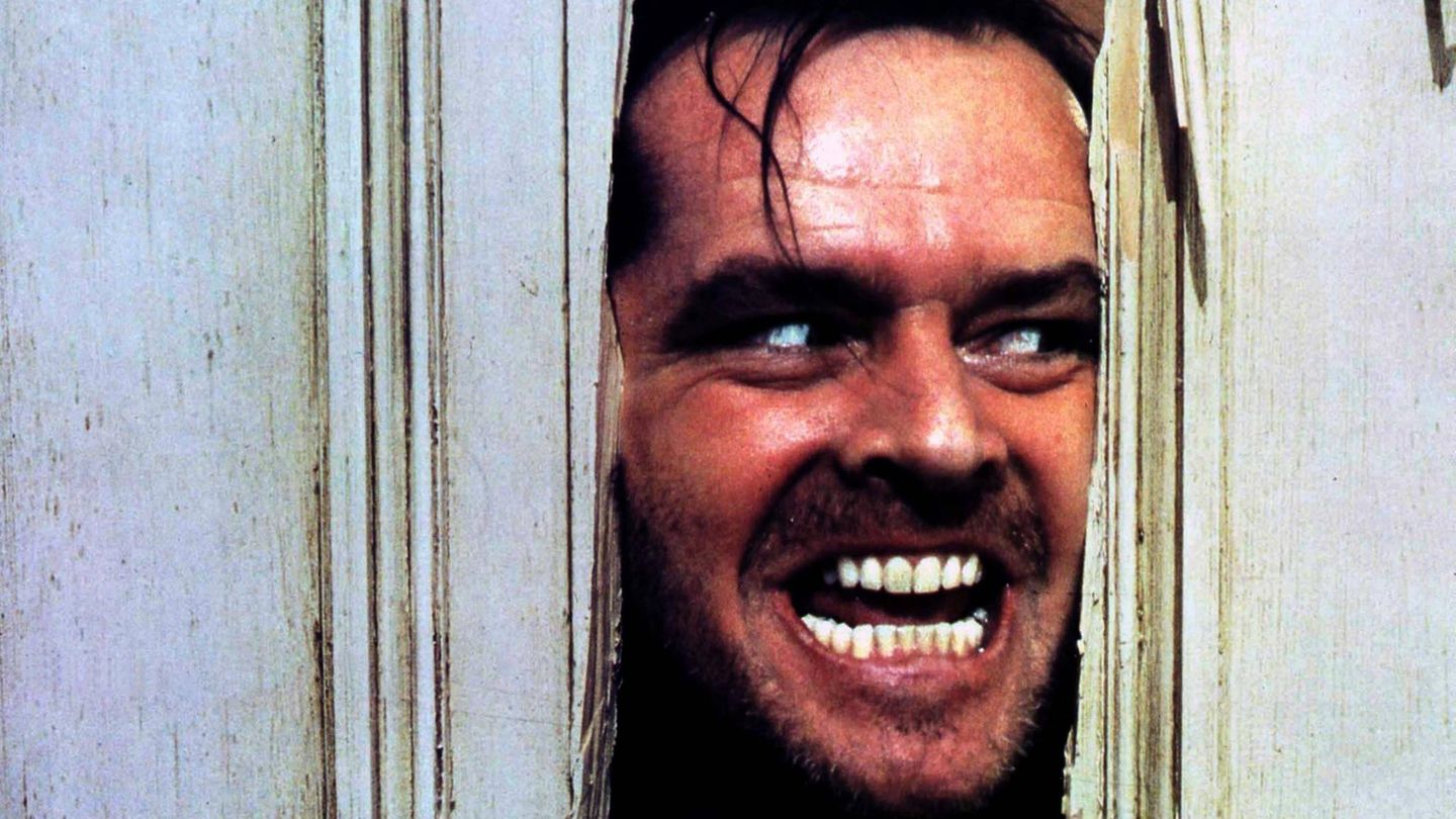 Jack Nicholson schaut durch ein Loch in der Tür