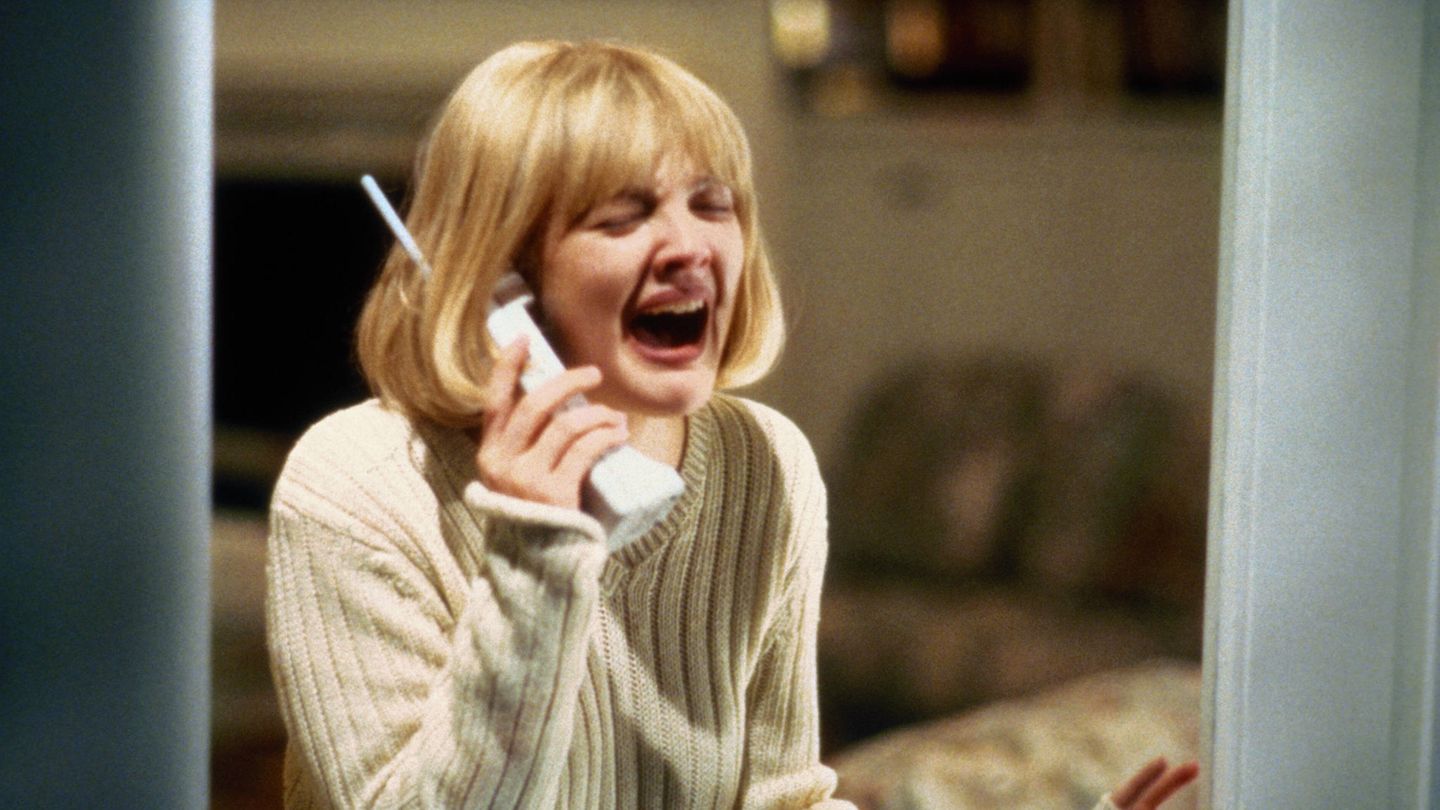 Casey (Drew Barrymore) schreit am Telefon Casey (Drew Barrymore) schreit am Telefon