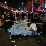 Etliche Opfer des Unglücks konnten nur notdürftig abgedeckt werden.