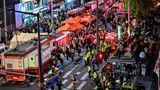 Die Straßen sind voll mit Rettungskräften.