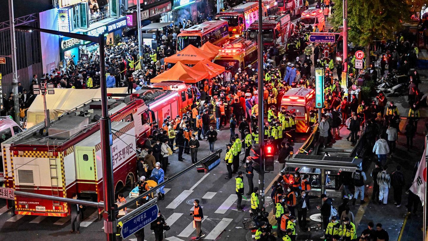 Die Straßen sind voll mit Rettungskräften.