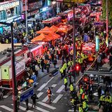 Die Straßen sind voll mit Rettungskräften.