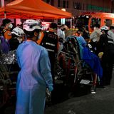 Sanitäter stehen an aufgebauten Zelten.