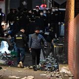 Polizisten untersuchen den Unglücksort bereits.