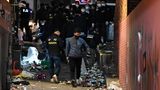 Polizisten untersuchen den Unglücksort bereits.