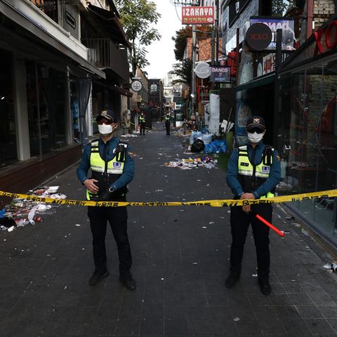 Die Polizei hat am Morgen nach der Katastrophe den Ort des Unglücks in Seoul abgesperrt