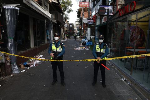 Die Polizei hat am Morgen nach der Katastrophe den Ort des Unglücks in Seoul abgesperrt
