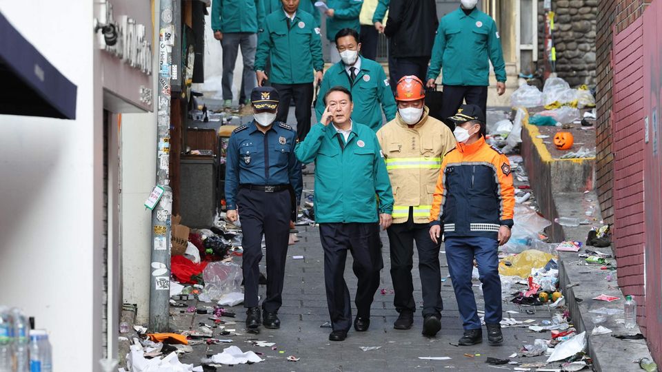 Südkoreas Präsident Yoon Suk-yeol (Mitte) besucht den Ort des Unglücks Südkoreas Präsident Yoon Suk-yeol (Mitte) besucht den Ort des Unglücks