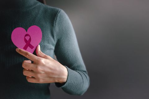 Frau zeigt Brustkrebsschleife Brustrekonstruktion