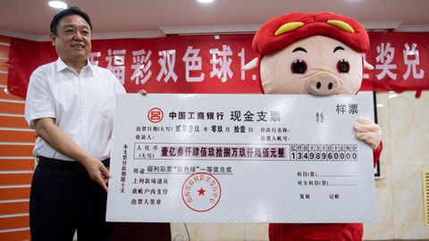 Lottogewinner nimmt seinen Preis in China verkleidet entgegen.