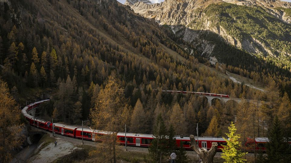 Ein fast zwei Kilometer langer Zug fährt durch eine Berglandschaft