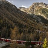Ein fast zwei Kilometer langer Zug fährt durch eine Berglandschaft