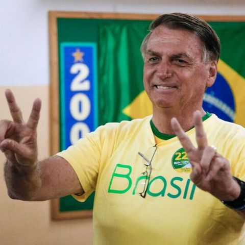 Brasiliens amtierender Präsident Jair Bolsonaro gibt sich bei seiner Stimmabgabe siegessicher