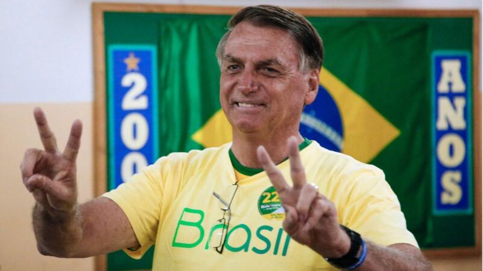 Brasiliens amtierender Präsident Jair Bolsonaro gibt sich bei seiner Stimmabgabe siegessicher