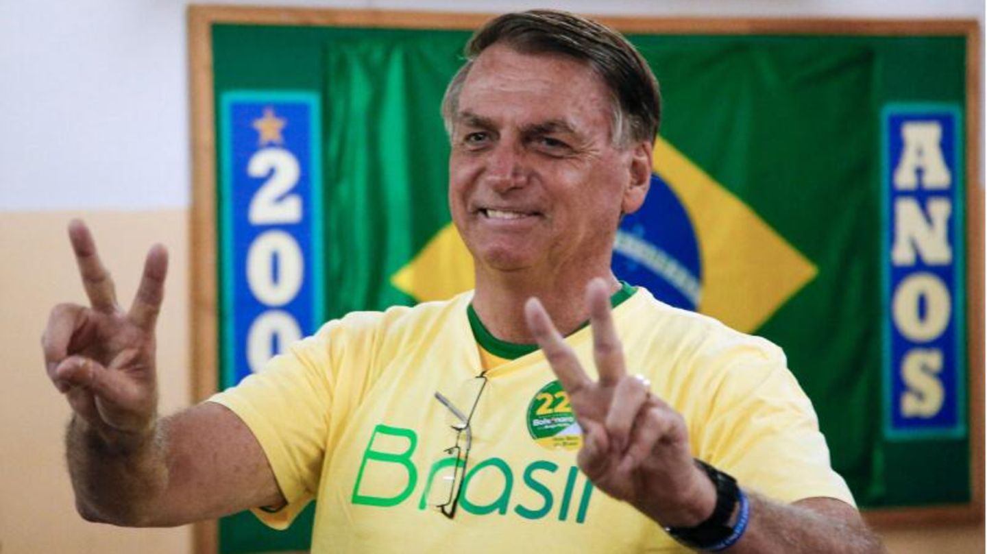 Brasiliens amtierender Präsident Jair Bolsonaro gibt sich bei seiner Stimmabgabe siegessicher
