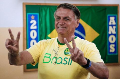 Brasiliens amtierender Präsident Jair Bolsonaro gibt sich bei seiner Stimmabgabe siegessicher
