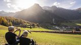 Zwei Menschen fotografieren mit ihren Handys den längsten Personenzug der Welt in der Schweiz